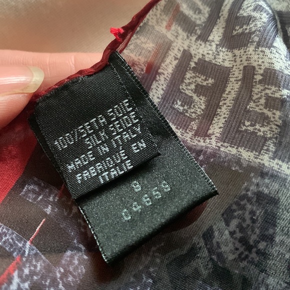 SOLD 💯 Authentic Fendi 100% silk scarf - Picture 4 of 6